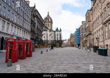 Edinburgh, Scotland, UK. 29 March, 2020. Life in Edinburgh on the first Sunday of the Coronavirus lockdown. Streets deserted, shops and restaurants closed, very little traffic on streets and reduced public transport. Pictured; The Royal Mile. Iain Masterton/Alamy Live News Stock Photo