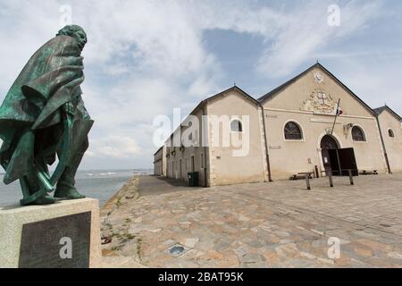 Le Croisic, France. The bronze Pierre Bouguer memorial statue at Le Croisic’s harbour and marina, adjacent to Quai de la Petite Chambre. Stock Photo