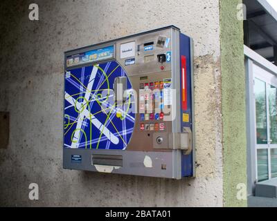 cigarette automat Vending Machine : r/mildlyinteresting 70's Cigarette Vending Machine :