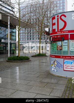 Menschenleere Prager Straße in Dresden Gastronomie