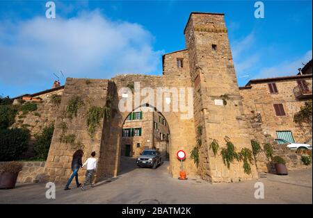 Porta Sant'Agata in Monticchiello village, Val d'Orcia, Tuscany, Italy Stock Photo