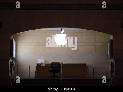 New York, United States. 29th Mar, 2020. Pedestrian and traveler traffic remains almost non-existent near an Apple Store in Grand Central Terminal in New York City on Sunday, March 29, 2020. On Saturday the Centers for Disease Control and Protection issued a 14-day travel advisory for New York, New Jersey and Connecticut. The number of confirmed COVID-19 cases in the tri-state area has surpassed 65,000 and at least 901 people are confirmed dead. Photo by John Angelillo/UPI Credit: UPI/Alamy Live News Stock Photo