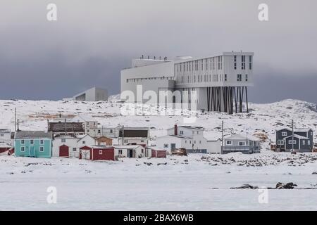 The luxurious Fogo Island Inn towers over the modest homes of people living in Joe Batt's Arm on Fogo Island in Newfoundland, Canada [No property rele Stock Photo