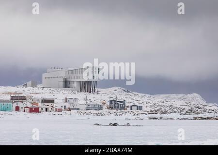 The luxurious Fogo Island Inn towers over the modest homes of people living in Joe Batt's Arm on Fogo Island in Newfoundland, Canada [No property rele Stock Photo