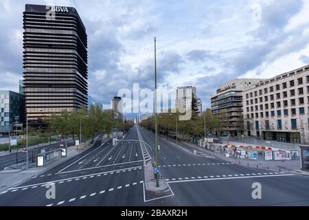 Paseo de la Castellana, Madrid, Spain. 29th Mar 2020. Eerily empty Paseo de la Castellana, Madrid's longest avenue, the evening before the total lockdown in Spain. On saturday 28th, Prime Minister Pedro Sánchez, announced all non-essentials workers will stay at home from Monday 30th until April 9th to try to curb the spread of coronavirus. Credit: Enrique Campo Bello/Alamy Live News Stock Photo