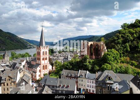 St Peters Church and ruin of the gothic Wernerkapelle along the Rhein (Rhine) River in Bacharach, Rhineland-Palatinate, Germany. Stock Photo