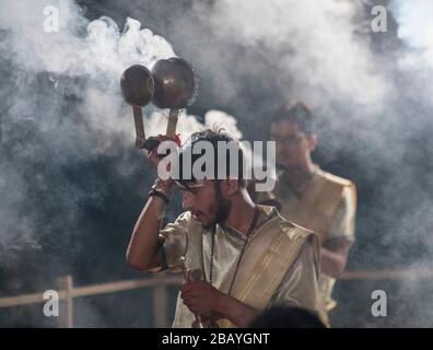 Hindu Priests perform rituals in funeral at Varanasi, Uttar Pradesh, India Stock Photo