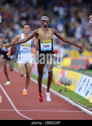 Great Britain's Mo Farah celebrates as he wins the 2 mile race at The Aviva Birmingham Grand Prix Stock Photo