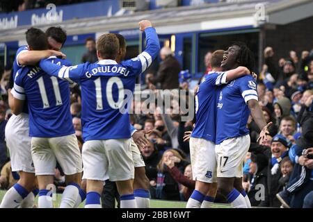 Everton's Romelu Lukaku (right) celebrates scoring their third goal of the game with team-mates Stock Photo