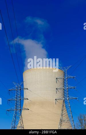 Cooling towers and high voltage transmission lines at Callide 2 coal fired power station. It provide 23% of Queensland's energy requirements. Near Bil Stock Photo