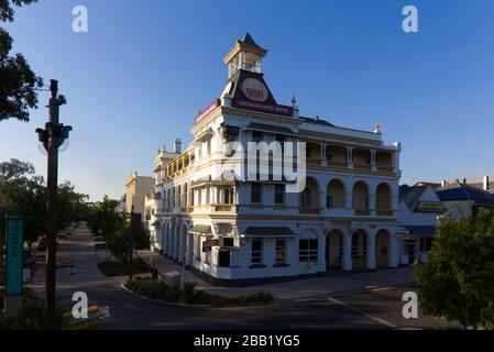 The Criterion Hotel Motel Rockhampton (1889) is an iconic symbol in the history of Hotels in Australia. Quay Rockhampton Queensland Australia Stock Photo