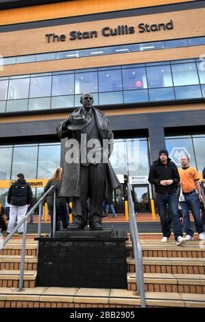 A general view of the statue of Stan Cullis outside Molineux Stadium, home of Wolverhampton Wanderers Stock Photo