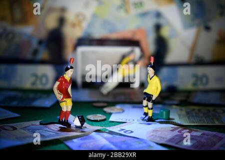 Feature, decorative picture, background, background picture, symbol, symbol picture: Tipp-Kick, Tipp-Kicker, Tippkick on the subject of finance, money. GES/Football/Money and Football, 02.05.2019 Football/Soccer: Football and Money, May 2, 2019 Tipp-Kick- Game concerning Money, cash and football. | usage worldwide Stock Photo