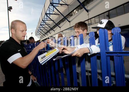 Everton's Steven Naismith signs autographs for fans Stock Photo