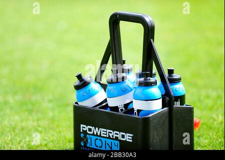 https://l450v.alamy.com/450v/2bb30a3/exeter-city-powerade-bottles-and-carrier-on-the-pitch-before-the-game-2bb30a3.jpg
