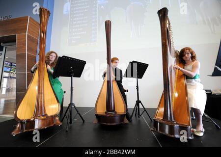 Harpony play for spectators at Epsom Downs Racecourse Stock Photo