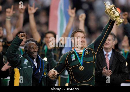 John Smit (South Africa, captain, right) holds the cup aloft watched by South African President Thabo Mvuyelwa Mbeki. England Vs South Africa. Rugby W Stock Photo