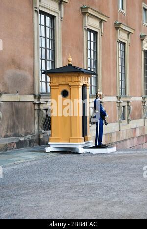 Soldier in uniform, royal guard in front of the Royal Palace at Stadsholmen in Gamla Stan, Kungliga slotten - Stockholm, Sweden Stock Photo