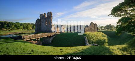 Ogmore Castle Ogmore on sea Southerndown Mid Glamorgan (Glamorgan Heritage Coast) Wales Stock Photo