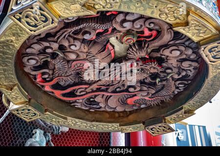 Japan, Tokyo Hot Spot, Close up of The wooden carving of a dragon on the bottom of the big red lantern on the Kaminarimon gate Sensoji Temple, Asakusa Stock Photo