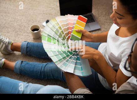 African american woman shows man color swatch