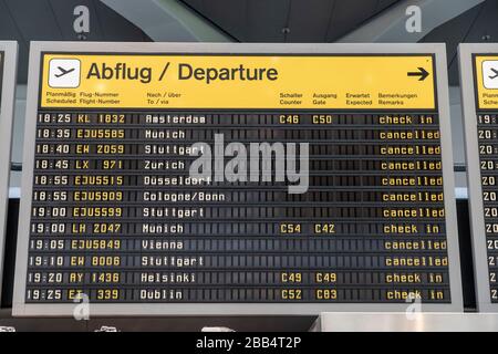 Tegel Flughafen Anzeigetafel mit zahlreichen gestrichenen Flügen vom Airport Tegel wegen Coronavirus und Reisebeschränkungen Stock Photo