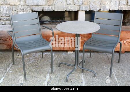 Table et chaises de terrasse. Saint-Gervais-les-Bains. Haute-Savoie. France. Stock Photo