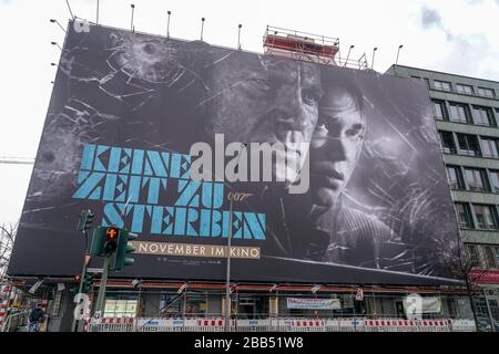 Plakat zur neuen James Bond 007 Film " Keine Zeit zu Sterben " an der Lietzenburgerstrasse in Berlin-Wilmersdorf. Filmstart wurde wegen Corona auf Nov Stock Photo