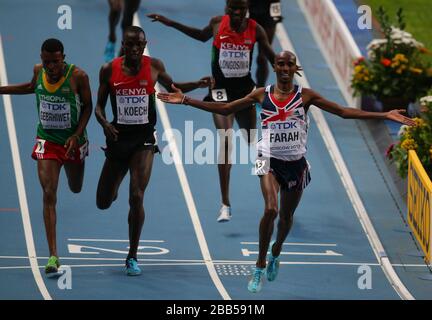 Great Britain's Mo Farah (right) wins the men's 5000 metres during day seven of the 2013 IAAF World Athletics Championships at the Luzhniki Stadium in Moscow, Russia. Stock Photo