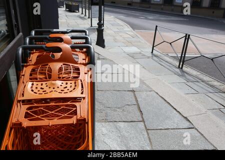 Caddies oranges alignés le long d'un supermarché. Saint-Gervais-les-Bains. Haute-Savoie. Stock Photo