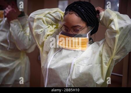 Norfolk, United States Of America. 29th Mar, 2020. Norfolk, United States of America. 29 March, 2020. U.S. Navy Hospitalman Apprentice Kaylah Jenkins dons personal protective equipment during infection control training aboard the hospital ship USNS Comfort as the ship transits the Atlantic Ocean on its way to New York City in support of the COVID-19 pandemic March 29, 2020 in Atlantic Ocean. Credit: Sara Eshleman/U.S. Navy Photo/Alamy Live News Stock Photo