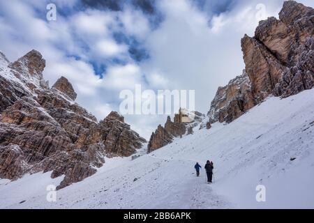 Hikers below Tofana de Rozes, Parco Naturale delle Dolomiti d'Ampezzo near Cortina d'Ampezzo, South Tyrol, Italy Stock Photo
