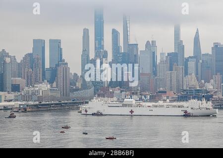 USNS Comfort NYC - Mother nature added to the somber mood as the US Naval Hospital Ship Comfort  arrives in Manhattan in New York City. Stock Photo
