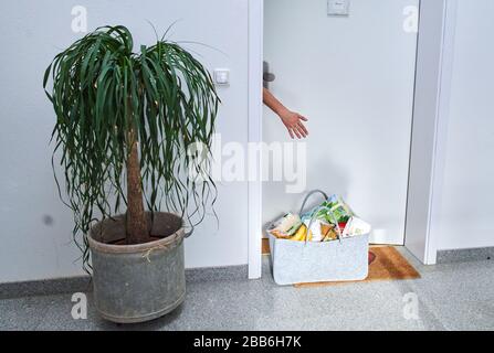 Pfaffenhofen, Germany, March 30, 2020. Symbol photo for food delivery due to the Corona virus disease (COVID-19) on March 30, 2020 in Pfaffenhofen, Germany  MODEL RELEASED © Peter Schatz / Alamy Live News Stock Photo