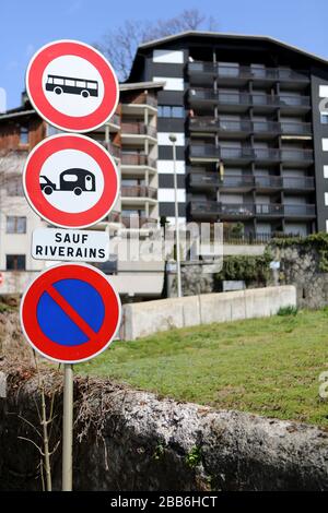 Route interdite au car et caravane. Sauf riverains. Signalisation routière. Saint-Gervais-les-Bains. Haute-Savoie. France. Stock Photo