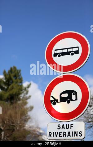 Route interdite au car et caravane. Sauf riverains. Signalisation routière. Saint-Gervais-les-Bains. Haute-Savoie. France. Stock Photo