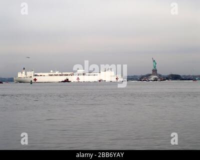 New York, New York, USA. 30th Mar, 2020. The Hospital Ship USNS Comfort arrives in New York. USNS Comfort sail under the Verrazano Narrows bridge then proceeds to go past the Statue of Liberty to it's berth at pier 90 on the Westside of Manhattan Credit: Bruce Cotler/Globe Photos/ZUMA Wire/Alamy Live News Stock Photo