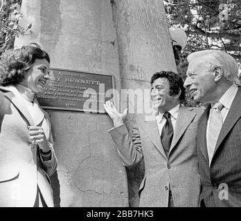 Mayor Dianne Feinstein and Cyril Magnim honor singer Tony Bennett with a plaque celebrating Tony Bennett Day in San Francisco, 03/11/1980 Stock Photo