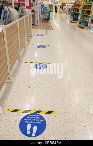 Glasgow, UK. 30th Mar, 2020. Pictured: A Tesco store in Glasgow displays signs and two metre markings all around the shop for social distancing so help prevent the spread of Coronavirus. Credit: Colin Fisher/Alamy Live News