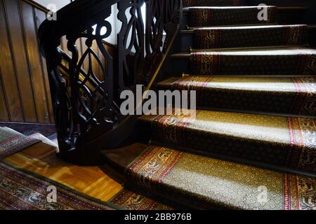 Holztreppe mit Treppengeländer Stock Photo