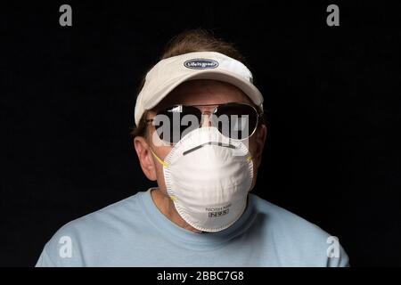 man wearing sunglasses and N95 mask Stock Photo - Alamy