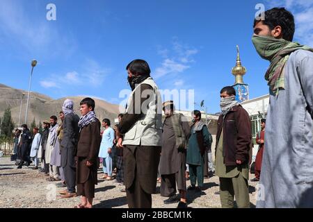 Baghlan, Afghanistan. 30th Mar, 2020. Prisoners stand after being freed from a provincial jail in Dushi district of northern Baghlan province, Afghanistan, March 30, 2020. Afghan authorities have released the first batch of 10,000 prisoners in compliance with the presidential directive aiming to prevent spread of COVID-19 infection, sources said on Monday. Credit: Elaha Sahel/Xinhua/Alamy Live News Stock Photo
