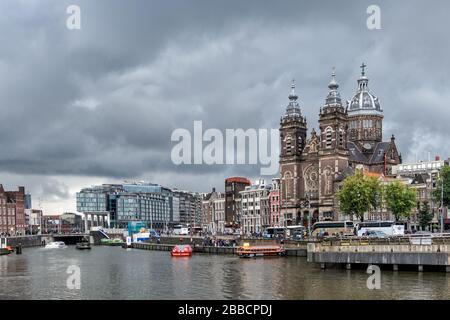 St. Nicholas Basilica at Prins Hendrikkade near the Oudezijds Kolk water,  Amsterdam, The Netherlands Stock Photo