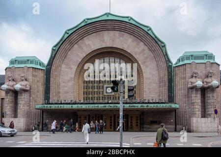 Main entrance to Eliel Saarine's Central Station with stone guardians supporting lights. Helsinki, Finland Stock Photo