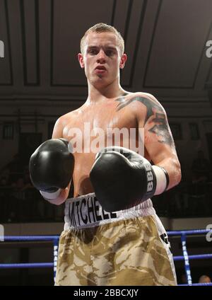 Kevin Mitchell watches his brother from ringside, Vinny Mitchell (Dagenham,  camouflage shorts) defeats Shaun Walton (Telford, white/red shorts) in a S  Stock Photo - Alamy