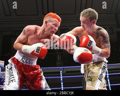 Kevin Mitchell watches his brother from ringside, Vinny Mitchell (Dagenham,  camouflage shorts) defeats Shaun Walton (Telford, white/red shorts) in a S  Stock Photo - Alamy