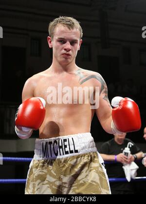 Kevin Mitchell watches his brother from ringside, Vinny Mitchell (Dagenham,  camouflage shorts) defeats Shaun Walton (Telford, white/red shorts) in a S  Stock Photo - Alamy