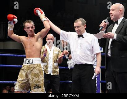 Kevin Mitchell watches his brother from ringside, Vinny Mitchell (Dagenham,  camouflage shorts) defeats Shaun Walton (Telford, white/red shorts) in a S  Stock Photo - Alamy