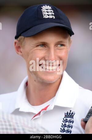 England S Joe Root Celebrates Getting The Man Of The Match Award At The Close Of Play On Day Four Of The Second Investec Ashes Test At Lord S Cricket Ground Stock Photo