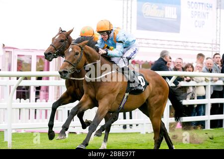 Clockmaker ridden by Tom Eaves (right) and Es Que Love ridden by Graham Lee (left) during the William Hill - New iPad Handicap Stock Photo